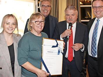 Gisela Meinel, Geschäftsführender Vorstand von „Bierland Oberfranken“, „Schmausenkeller“-Chefin Anita Dietz, Bernd Sauer von der Handwerkskammer, der Kulmbacher Landrat Klaus Peter Söllner und Regierungspräsident Forian Luderschmidt (von links) fr...
