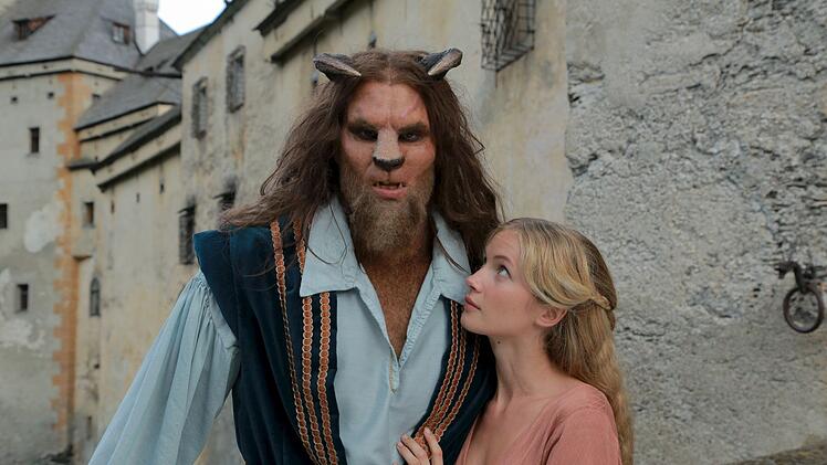 Die sch&ouml;ne Elsa (Cornelia Gr&ouml;schel) ger&auml;t in die Gewalt eines furchteinfl&ouml;&szlig;enden Biestes (Maximilian Simonischek).