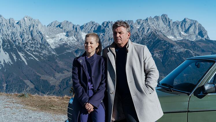Strahlend blauer Himmel, aber trotzdem dunkle Wolken &uuml;ber Dr. Martin Gruber (Hans Sigl) und seiner Frau Karin (Hilde Dalik): Misstrauen und Geheimnisse machen sich im "Bergdoktor" in Ellmau breit.