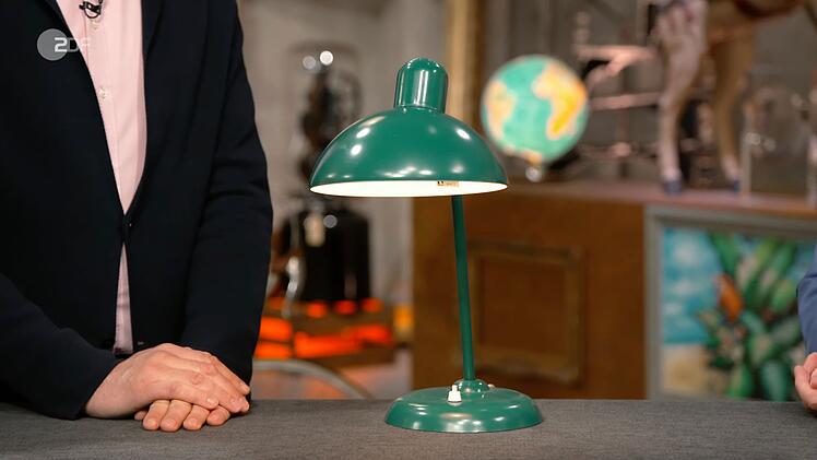 Eine Lampe von Kaiser idell war laut Detlev K&uuml;mmel ein Designklassiker und stammte aus den 1940/50er-Jahren (Entwurf um 1930). Statt der gew&uuml;nschten 150 bis 200 Euro sch&auml;tzte er die Leuchte wegen der ungew&ouml;hnlichen gr&uuml;nen Farbe auf 250 bis 300 Euro. Am Ende zahlte Liza Kielon sogar 330 Euro.