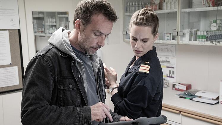 Schiffs&auml;rztin Dr. Beck (Picco von Groote) und Polizist Martin Schwartz (Lucas Gregorowicz) wollen dem Geheimnis der "Sirius" auf die Schliche kommen.