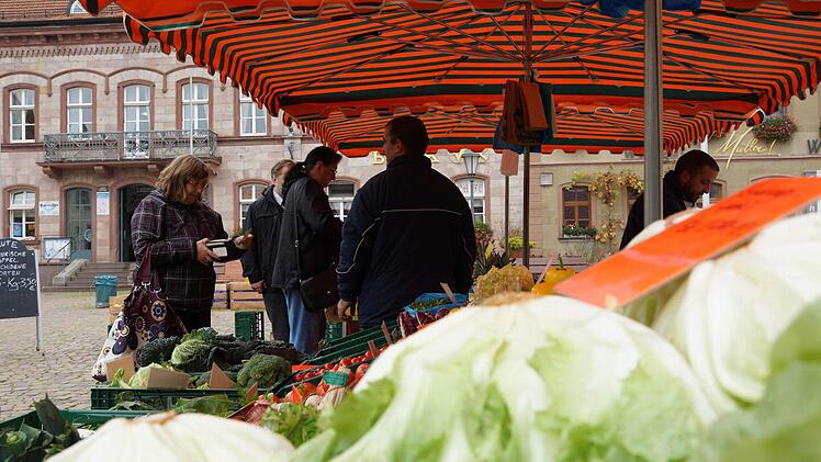Kunden nutzen die Einkaufsmöglichkeit am Gemüsestand.Foto: Arkadius Guzy