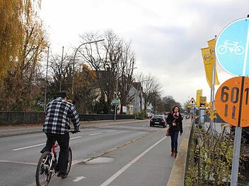 Das Nebeneinander von Radfahrern, Fußgängern und Autofahrern in der Äußeren Nürnberger Straße ist nicht korrekt geregelt. Das blaue Gebotsschild muss demontiert werden, weil es nicht mehr der Straßenverkehrsordnung entspricht.  Foto: Roepert