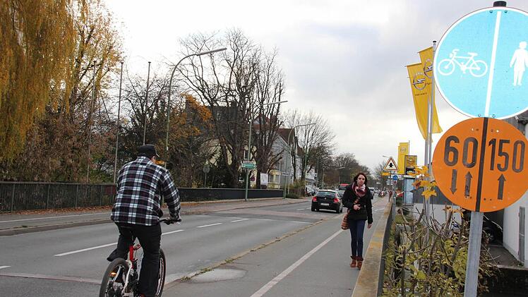 Das Nebeneinander von Radfahrern, Fußgängern und Autofahrern in der Äußeren Nürnberger Straße ist nicht korrekt geregelt. Das blaue Gebotsschild muss demontiert werden, weil es nicht mehr der Straßenverkehrsordnung entspricht.  Foto: Roepert