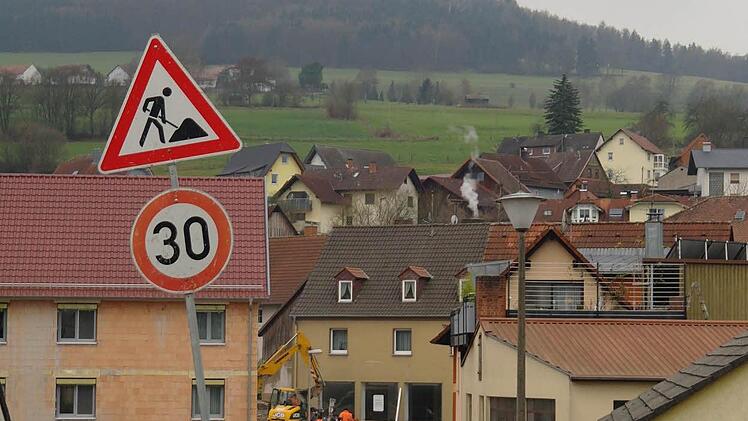 Der Frost ist schon auf der Mottener Haube angekommen - wenn es im Tal weiterhin über null Grad Celsius bleibt, kann die letzte Deckschicht auf der B27 in Motten aufgetragen werden. Foto: Stephanie Elm