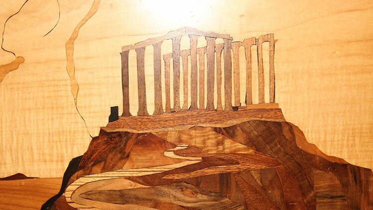 Der Poseidon-Tempel am Kap Sounion bei Athen hat Ilse Pfitzner zu einer einfachen -Zeichnung inspiriert, ihr Ehemann Hein Pfitzner hat daraufhin die Zeichnung in eine Intarsienarbeit umgewandelt. Foto: Sonja Adam