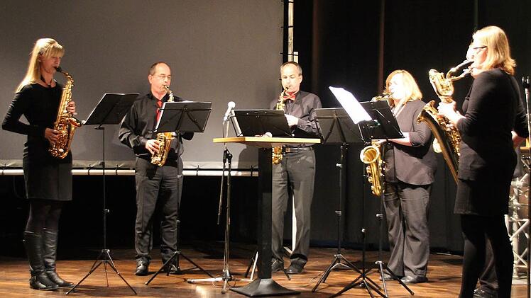 Die Saxophon-Vielharmonie spielte "It's no business like showbusiness" und "Brass Joker".