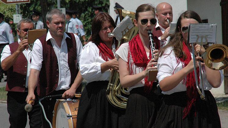 Mit Musik und Fahnen schlängelte sich der Umzug durch die Straßen von Rothhausen. Foto: Daniel Wiener