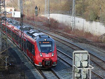 Ein Zug verlässt Haßfurt in Richtung Bamberg. Nach dem Zugunglück in Bad Aibling denken auch die Bahnfahrer im Kreis Haßberge über ihre Sicherheit nach. Foto: Ronald Heck