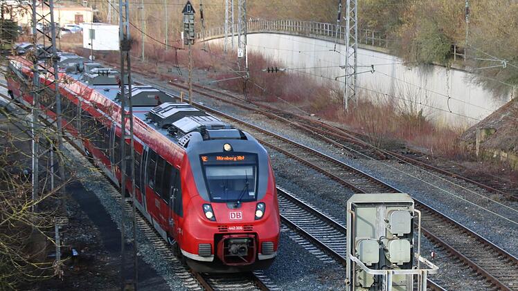 Ein Zug verlässt Haßfurt in Richtung Bamberg. Nach dem Zugunglück in Bad Aibling denken auch die Bahnfahrer im Kreis Haßberge über ihre Sicherheit nach. Foto: Ronald Heck