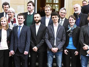 Innovative akademische Abschlussarbeiten, die zudem schlüssige kreative und umsetzbare Lösungen anbieten, sind in diesem Jahr mit sechs IHK-Preisen belohnt worden, mit im Bild die jeweiligen Professoren der Studierenden sowie IHK-Präsident Friedrich Herdan (hinten l.) . Foto: ga