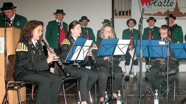 Das Klarinettenensemble der Bergmannskapelle sowie die Sängergruppe der Neukenrother Zecher umrahmten musikalisch die Ausstellungseröffnung.  Foto: Gerd Fleischmann