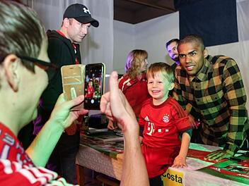 Ein Fußballstar zum Anfassen: Max wird von seinem Papa Steffen Köhler mit Douglas Costa fotografiert. Der Bayern-Spieler war am Sonntag in Hirschaid zu Gast. Foto: Barbara Herbst