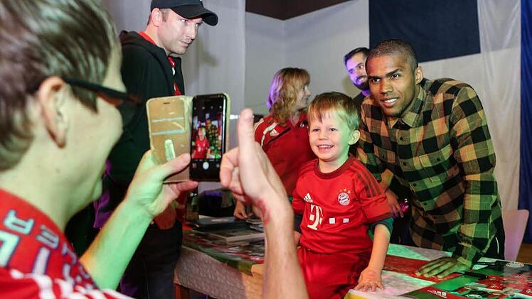 Ein Fußballstar zum Anfassen: Max wird von seinem Papa Steffen Köhler mit Douglas Costa fotografiert. Der Bayern-Spieler war am Sonntag in Hirschaid zu Gast. Foto: Barbara Herbst