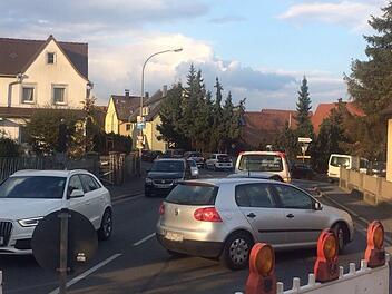 Der Rückstau geht bis in die andere Baustelle. Foto: Peter Müller
