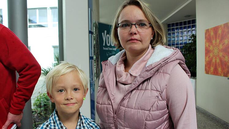 Lukas und seine Mama Christina Morell aus Riedenberg probieren demenzsensible Kost.