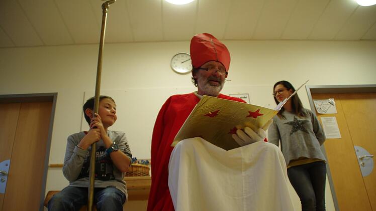 Der Nikolaus besuchte die Petra-Döring-Schule in Kronach. Foto: Marco Meißner