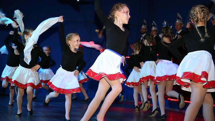 Für Nachwuchs ist gesorgt: Die Jüngsten von der "Krümelgarde" entzückten mit ihrem Auftritt. Foto: Bettina Knauth