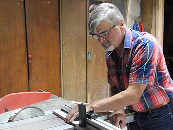 Klemens Albert in seiner Werkstatt in Kraisdorf - als passionierter Hobby-Handwerker ist der Politiker hier oft anzutreffen. Foto: Andreas Lösch