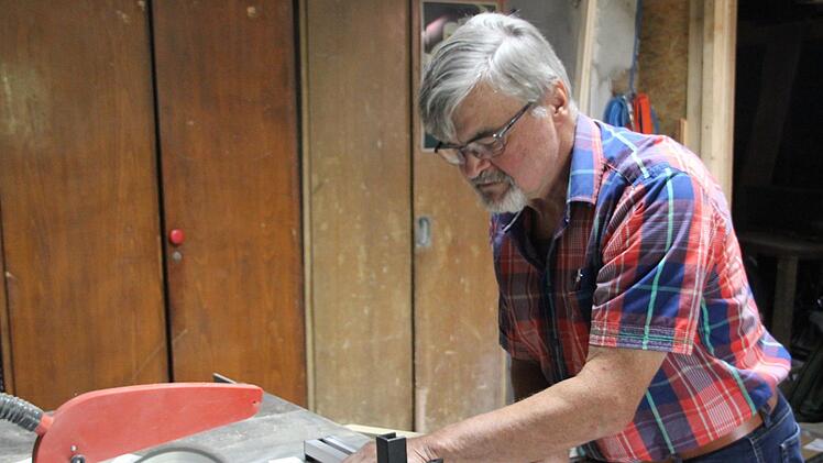 Klemens Albert in seiner Werkstatt in Kraisdorf - als passionierter Hobby-Handwerker ist der Politiker hier oft anzutreffen. Foto: Andreas Lösch