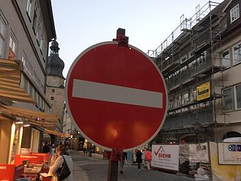 Warum braucht es in einer Fußgängerzone eine Einbahnstraßenregelung? Hintergrund ist die "H & M"-Großbaustelle.Oliver Schmidt