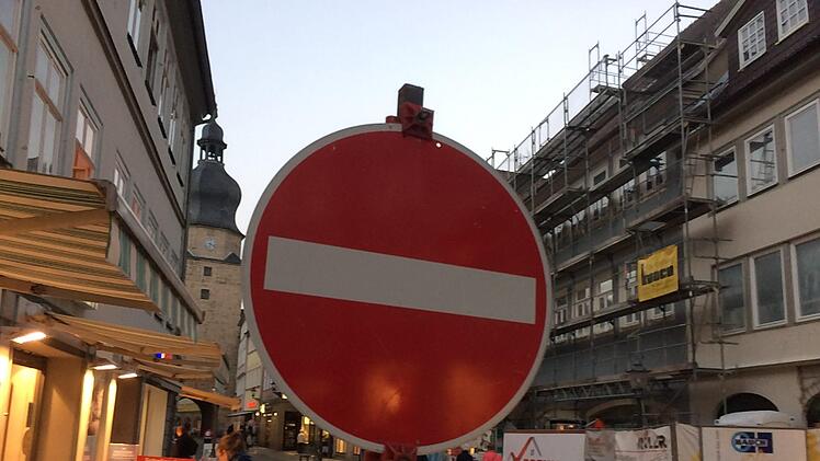 Warum braucht es in einer Fußgängerzone eine Einbahnstraßenregelung? Hintergrund ist die "H & M"-Großbaustelle.Oliver Schmidt
