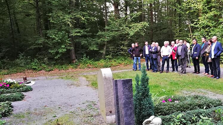 Oerlenbacher Gemeinderäte bei ihrem Ortstermin auf dem Friedhof von Ebenhausen vor leeren Grabfeldern.  Fotos: Sigismund von Dobschütz