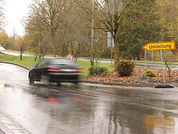 Die derzeitige Umleitung über den Tal- und Schwimmbadweg ist nur eine Notlösung, solange das Jörgentor gesperrt ist. Wenn die Mehrzweckhalle einmal saniert wird, soll der Baustellenverkehr über Althausen gelenkt werden. Foto: Heike Beudert
