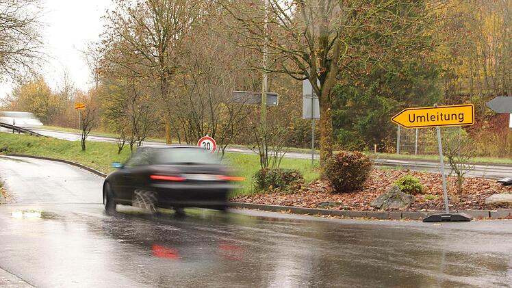 Die derzeitige Umleitung über den Tal- und Schwimmbadweg ist nur eine Notlösung, solange das Jörgentor gesperrt ist. Wenn die Mehrzweckhalle einmal saniert wird, soll der Baustellenverkehr über Althausen gelenkt werden. Foto: Heike Beudert