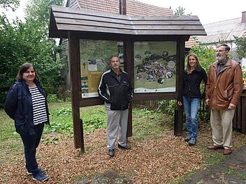 Kilianshof Dorftafel Die neue Dorftafeln für Kilianshof sind fertig gestellt und am Dorfplatz angebracht. Das Bild zeigt von links: Bürgermeisterin Sonja Reubelt, Günter Metz sowie Kathi Cavallo und Alfons Holzheimer. Foto: Marion Eckert