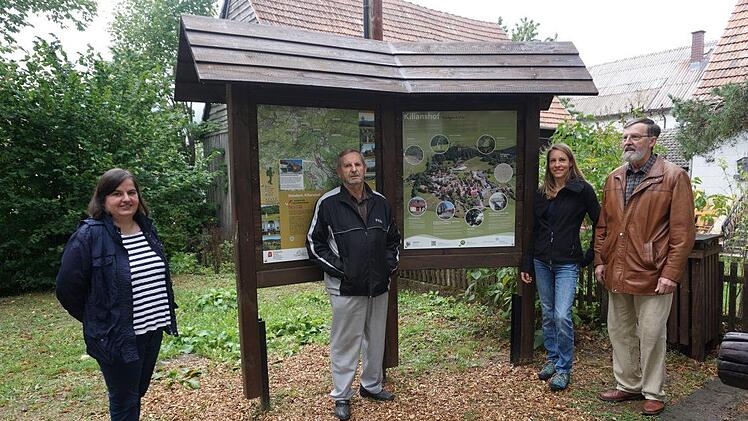 Kilianshof Dorftafel Die neue Dorftafeln für Kilianshof sind fertig gestellt und am Dorfplatz angebracht. Das Bild zeigt von links: Bürgermeisterin Sonja Reubelt, Günter Metz sowie Kathi Cavallo und Alfons Holzheimer. Foto: Marion Eckert