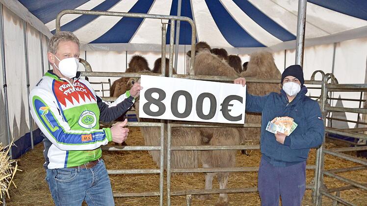 Josef Schmitt (l.) übergibt die Spende an Giovanni Renz  Foto: privat