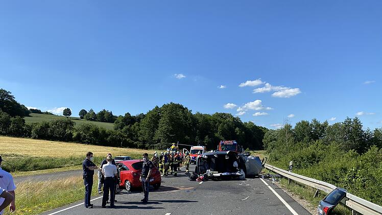 Zu einem schweren Verkehrsunfall kam es auf der B279 zwischen Reckendorf und Reckenneusig im Landkreis Bamberg. Laut Polizei scherte eine 24-j&auml;hrige Autofahrerin am Montagnachmittag (21.06.2021) kurz vor 16 Uhr zum &Uuml;berholen eines Lkws aus.