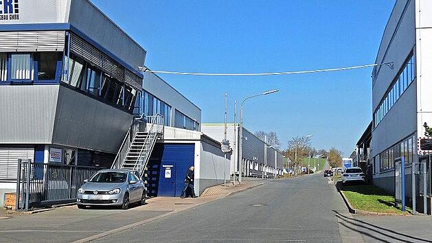 Im Zuge der Kanalarbeiten wird auch das Stück der Industriestraße von der Abzweigung der Markgrafenstraße bis zur Firma Zanner um einen halben Meter verbreitert.