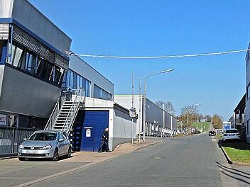 Im Zuge der Kanalarbeiten wird auch das Stück der Industriestraße von der Abzweigung der Markgrafenstraße bis zur Firma Zanner um einen halben Meter verbreitert.
