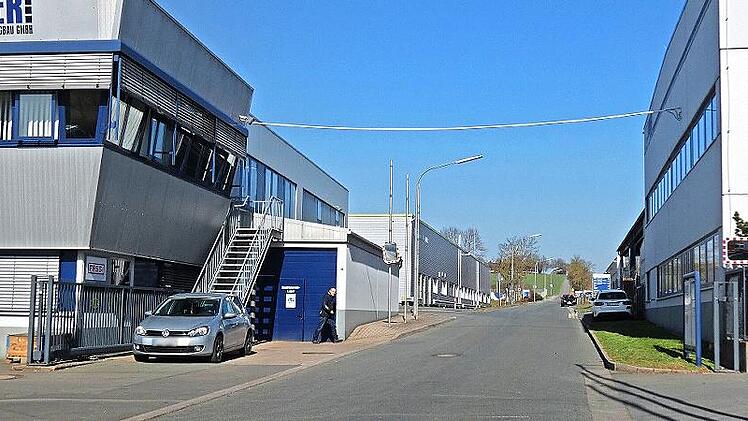Im Zuge der Kanalarbeiten wird auch das Stück der Industriestraße von der Abzweigung der Markgrafenstraße bis zur Firma Zanner um einen halben Meter verbreitert.