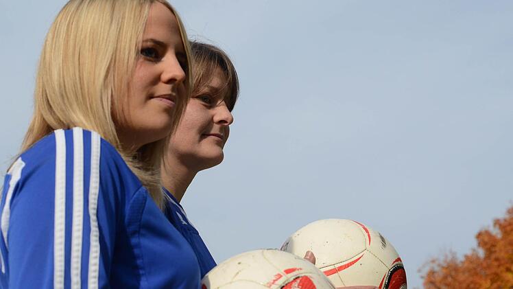 Spielen mit dem FC Karsbach in der Bayernliga: die Diebacherinnen Marie-Theres Franz (vorne) und Christine Ebert. Foto: Jürgen Schmitt
