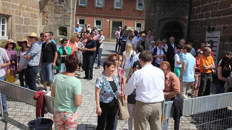 Lange Warteschlangen bildeten sich vor den Kassen ...