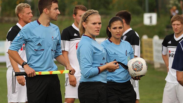 Beim Schiedsrichtergespann waren die Frauen in Sand in der Überzahl mit Schiedsrichterin Franziska Haider (Roth) sowie den Assistenten Christiane Schütte und Marius Lämmerlein (von rechts).