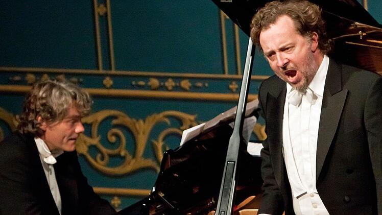 Umjubelte Interpreten: Der Bariton Christian Gerharher und sein Klavierpartner Gerold Huber wurden Mitte September bei ihrem Gastspiel im Coburger Landestheater gefeiert. Auf 3sat ist am Sonntag eine Zusammenfassung dieses Liederabends zu sehen. Foto: Archiv/Jochen Berger
