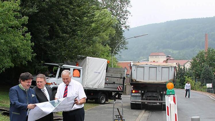 2013: Im Zeitplan sind die Arbeiten am Klinikumsberg. Davon überzeugen sich (von links) Landrat Klaus Peter Söllner, Oberbürgermeister Henry Schramm und Klinikums-Geschäftsführer Herbert Schmidt.
