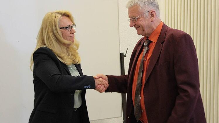 Bürgermeisterin Maria Beck gratuliert Hans-Peter Prämaßing zur Wahl zum Zweiten Bürgermeister der Gemeinde Priesendorf. Foto: Anke Lau