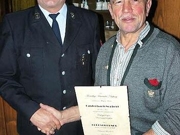 Vorsitzender Adolf Lauterbach (links) dankte mit der Überreichung einer Urkunde Norbert Lauterbach für seine 50-jährige Mitgliedschaft in der Feuerwehr Neufang. Foto: Klaus-Peter Wulf
