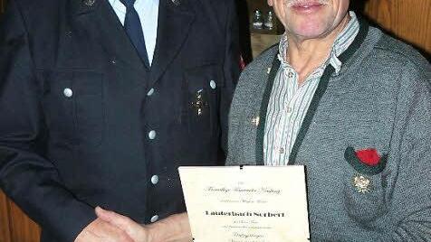 Vorsitzender Adolf Lauterbach (links) dankte mit der Überreichung einer Urkunde Norbert Lauterbach für seine 50-jährige Mitgliedschaft in der Feuerwehr Neufang. Foto: Klaus-Peter Wulf