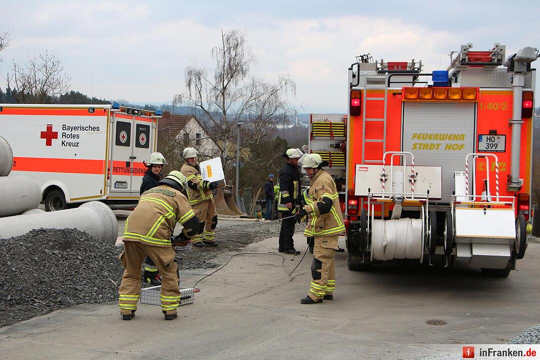 Rentner stuerzt mit seinem Pkw in Baugrube