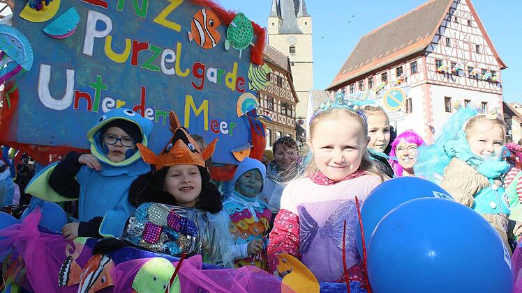 "Unter dem Meer" oder doch auf dem Zeiler Faschingszug? Wie gut, dass sich die Purzelgarde für den "Gaudiwurm" in Zeil entschieden hat.