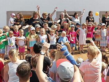 Auch der Kindergarten "Arche Noah" durfte beim 30. Straßenfest in Marktleugast die Showbühne in der Marktstraße entern. Unser Bild zeigt die Mädchen und Jungen, die bei ihrem Singspiel oft fotografiert wurden. Fotos: Klaus-Peter Wulf