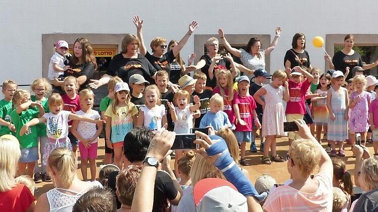Auch der Kindergarten "Arche Noah" durfte beim 30. Straßenfest in Marktleugast die Showbühne in der Marktstraße entern. Unser Bild zeigt die Mädchen und Jungen, die bei ihrem Singspiel oft fotografiert wurden. Fotos: Klaus-Peter Wulf