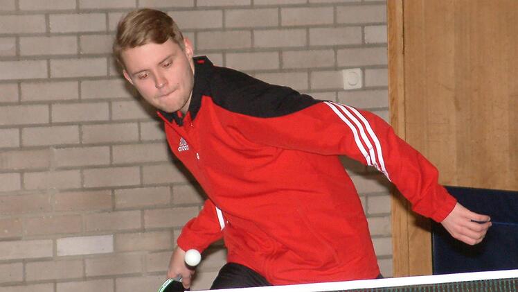Im Spitzenspiel der 2. Kreisliga setzte sich der TTC Alexanderhütte II gegen den FC Pressig mit 9:5 durch. Beim TTC gewann Mannschaftsführer Christian Volk seine beiden Einzel und das Doppel zusammen mit Thomas Koch. Foto: Hans Franz