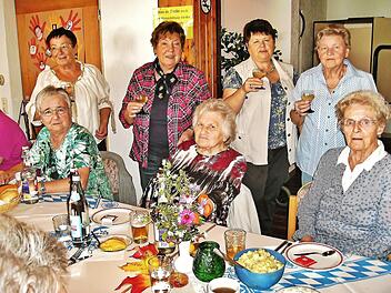Mit einem Glas Federweißen stoßen (stehend von links) Helga Müller, Erika Fürst, Elke Motschmann und Roswitha Lück vom Leitungsteam auf ein gutes Gelingen des Oktoberfestes an. Foto: Bernd Kleinert